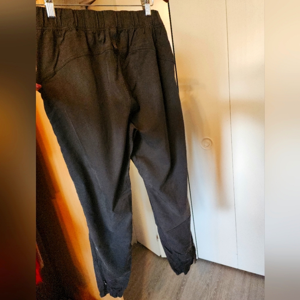 Lululemon track pants, dusted black with pockets and zipper at ankled